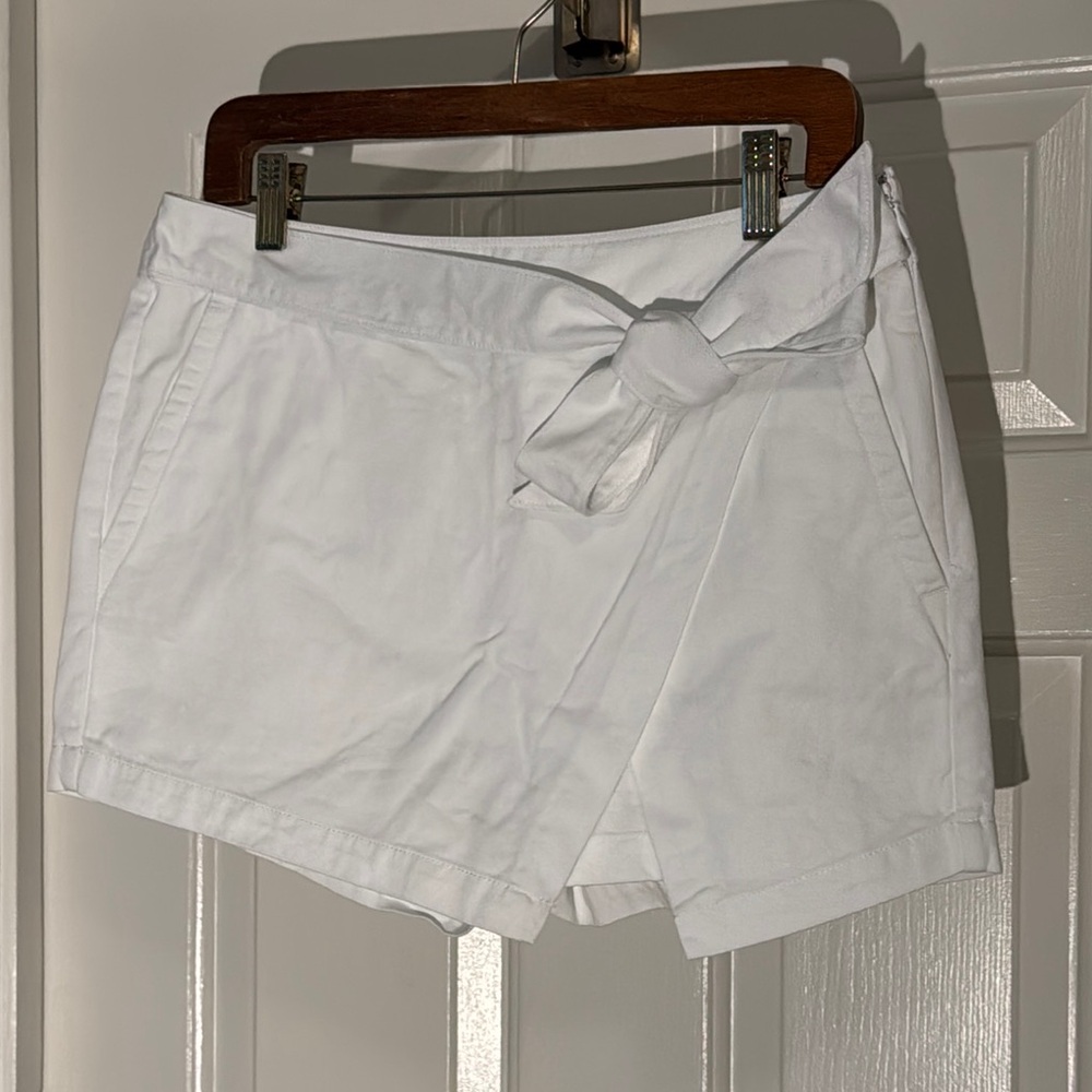 Vineyard Vines white skort